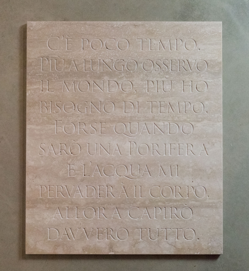 C'è poco tempo..., 2020, marmo travertino inciso, cm 90 x 76 x 2