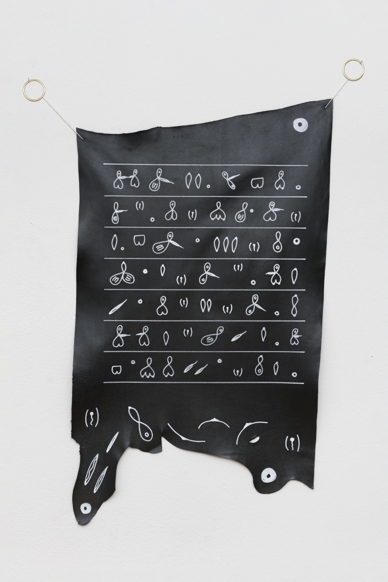 Countersexual Hieroglyphs #1, 2020, Serie: Countersexual Forms, Acrilico su pell tinta, cerchi e spago in metallo placcati in oro, cm 118 x 64. ph Ana Pigosso e Luciana Caravello