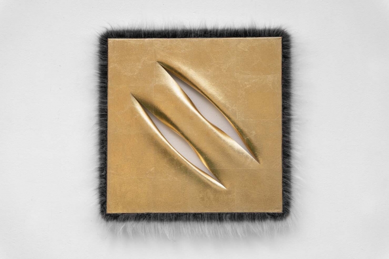 Two tears, 2022. Foglia d'oro, acrilico, filo e pelliccia sintetica su tela, cm 50 x 50. ph Joao Mascaro