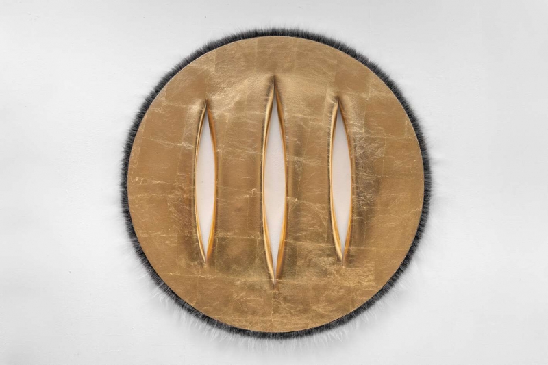 Three cuts in a circle, 2022. Foglia d'oro, acrilico, filo e pelliccia sintetica su tela, cm 100. ph Joao Mascaro