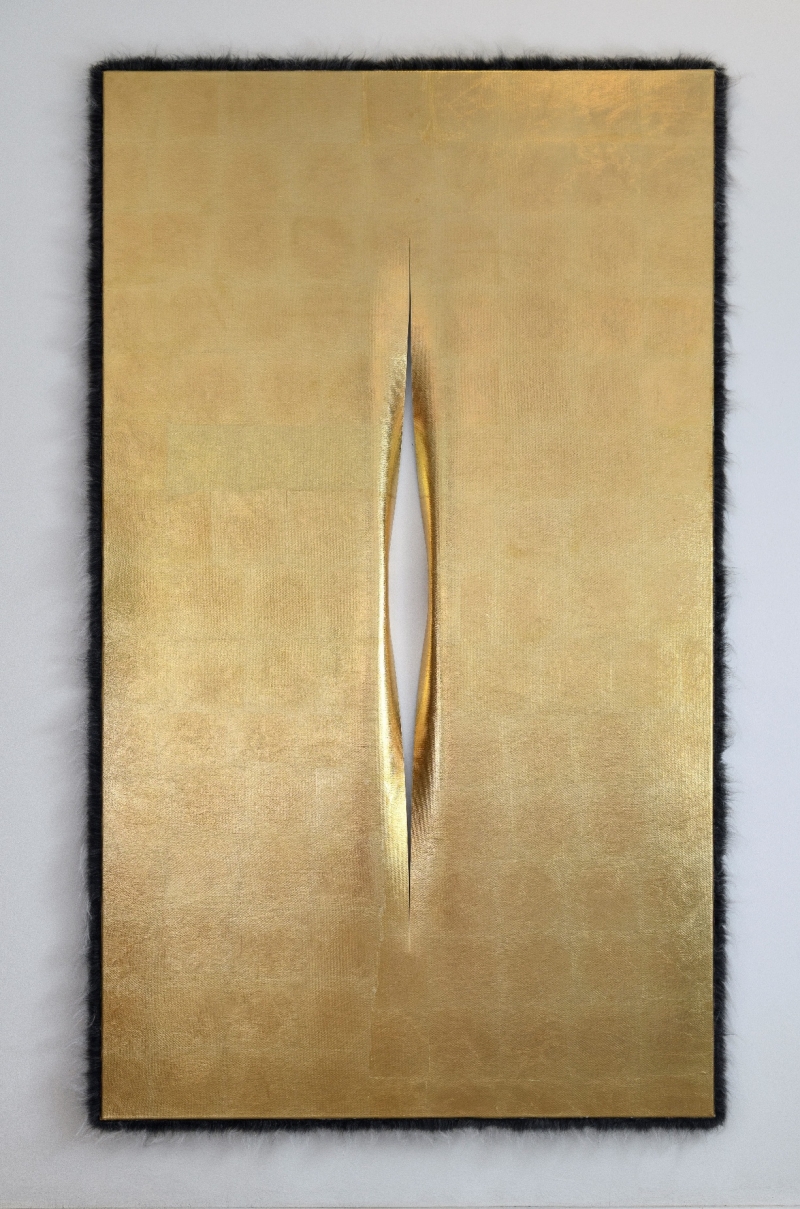 The baroque cut #2, 2022. Foglia d'oro, acrilico, filo e pelliccia sintetica su tela, cm 195 x 114