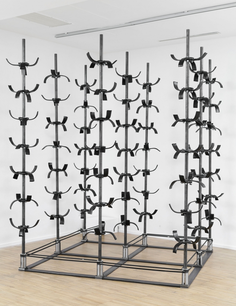 Corpi in rivoluzione, 2025. Ferro, acciaio e ceramica, cm 270 × 230 × 230