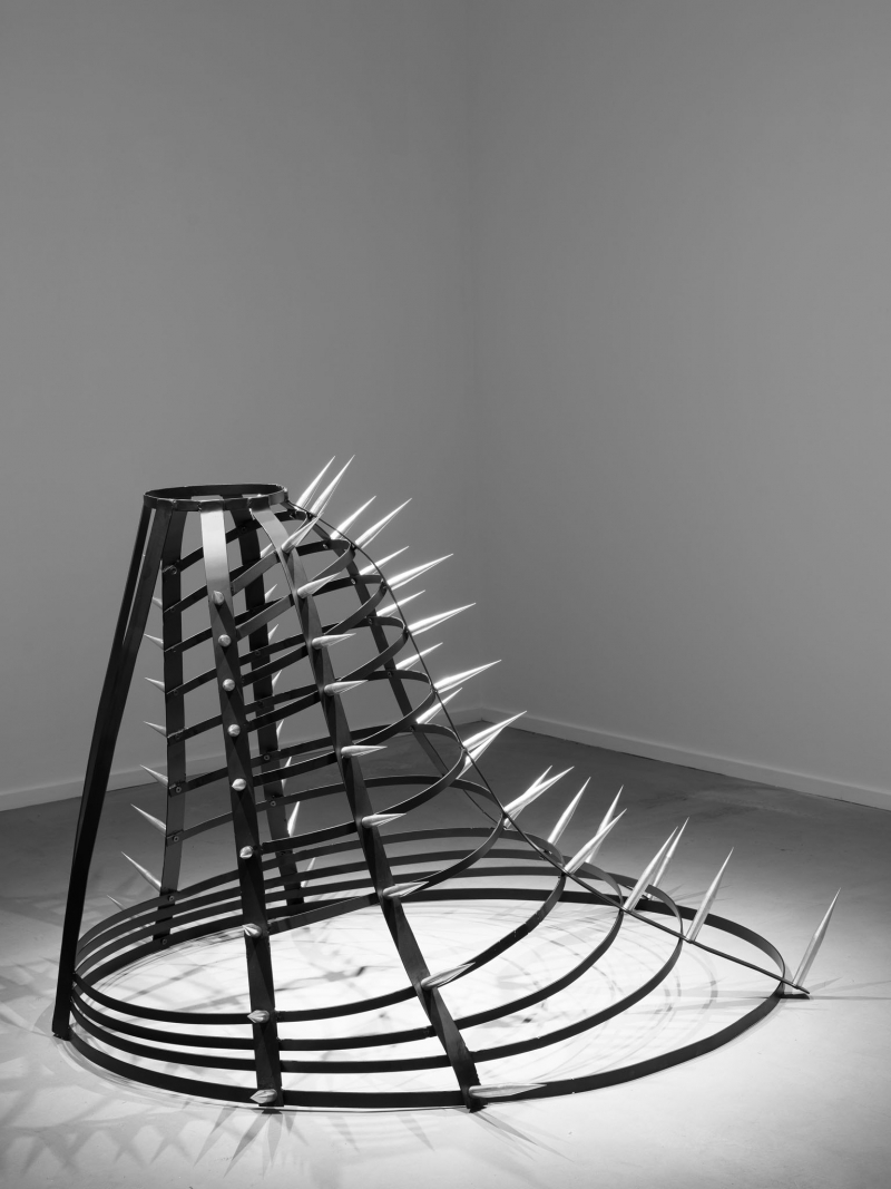 Ferro fragile, 2025. Ferro e alluminio, cm 99 × 145 × 146