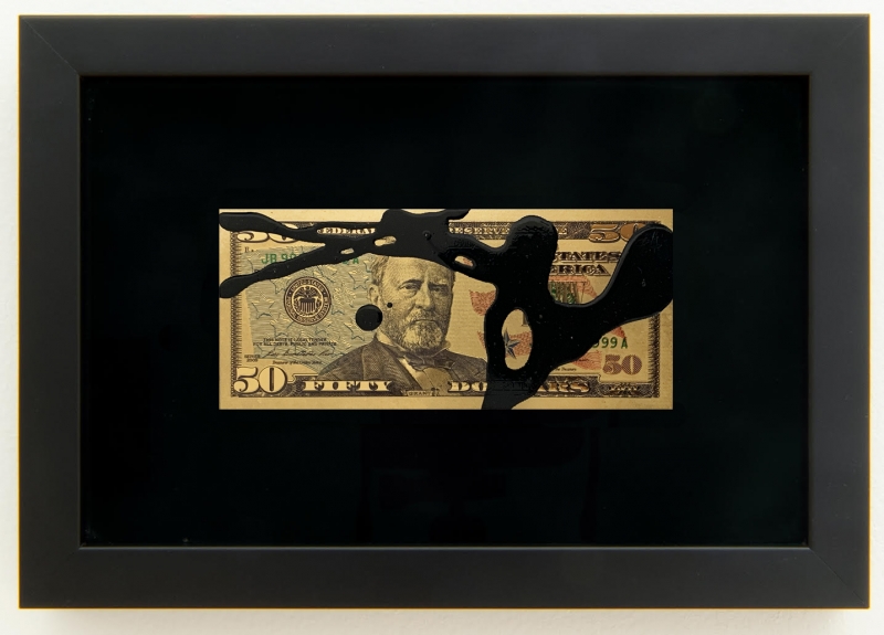 Black rain, 2020-26. Riproduzioni di banconote in circolazione
placcate in oro, resina nera, velluto e scatola di legno con vetro museale, cm 32 x 28 x 4