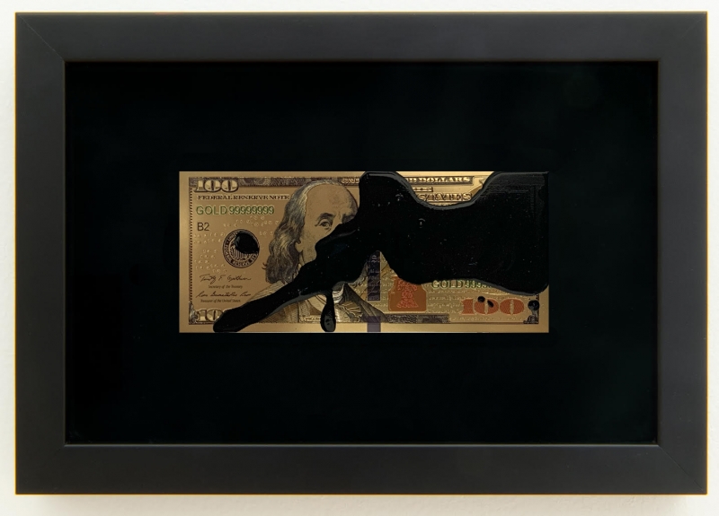 Black rain, 2020-26. Riproduzioni di banconote in circolazione
placcate in oro, resina nera, velluto e scatola di legno con vetro museale, cm 32 x 28 x 4