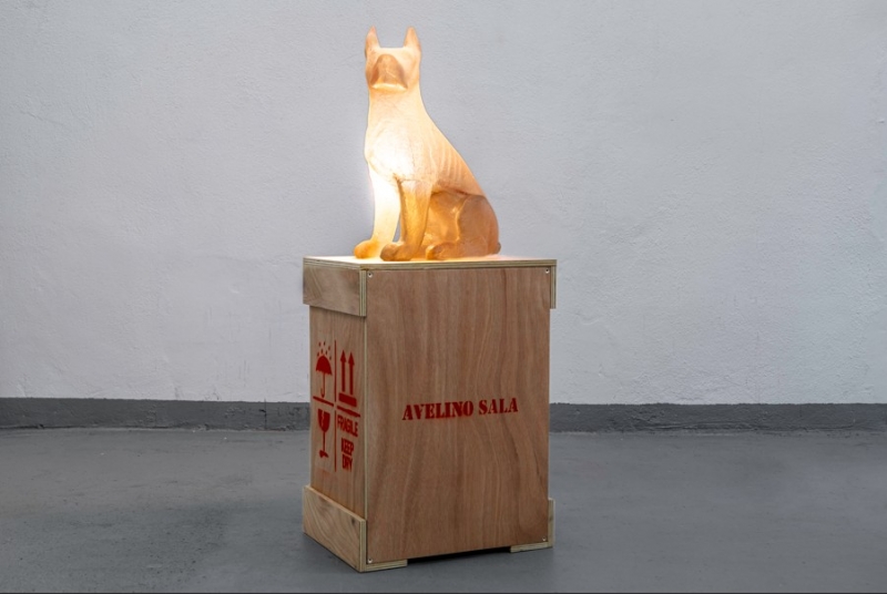 Surveillance, 2026. Scultura in fibra e resina poliestere, luce, scatola di legno e cavo, cm 120 x 45 x 45